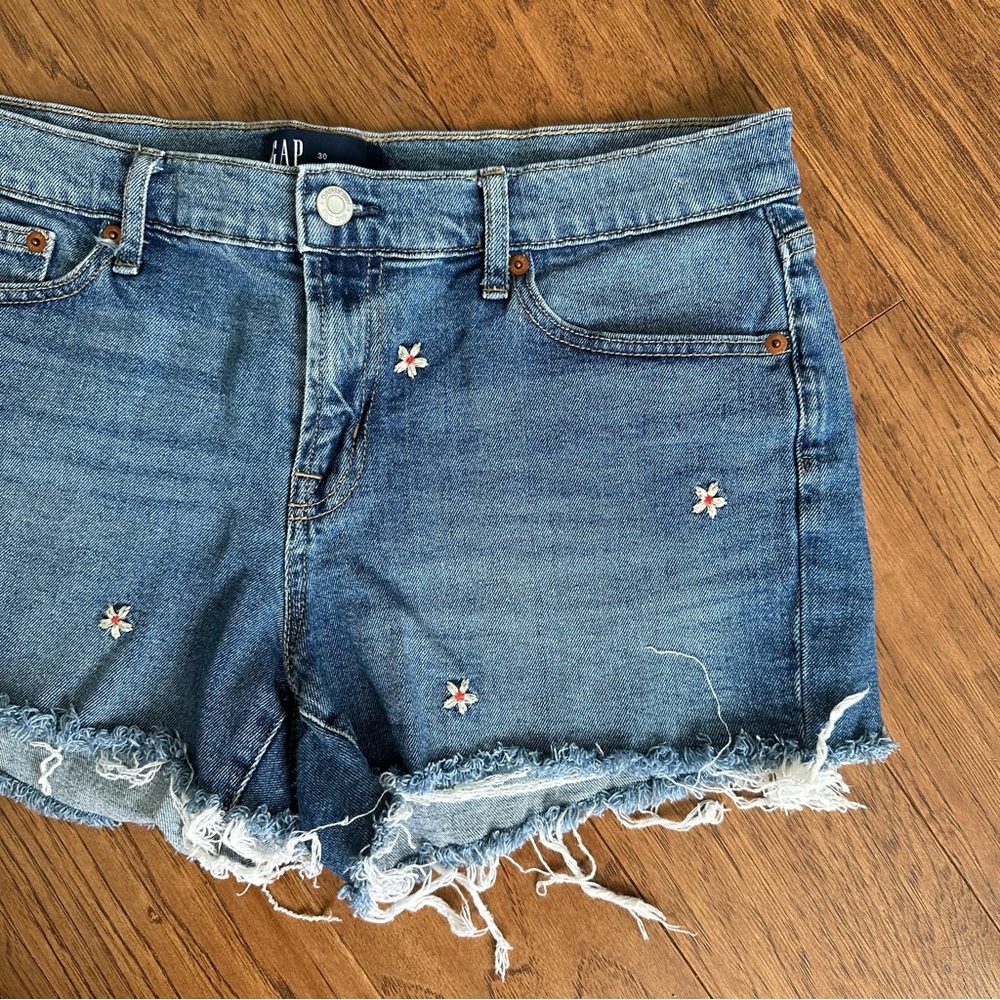 NWOT GAP size 30 distressed raw hem floral embroidered Jean denim shorts